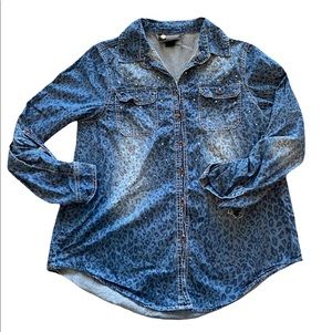 Super cute western-style buttondown with subtle leopard print!